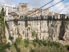 Jeden z menších mostu překlenující propasti v Constantine