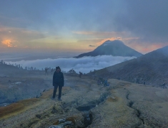 I'm on top of the volcano Kawah Ijen