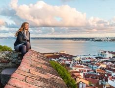 Eva na hradbách Portugalského hradu