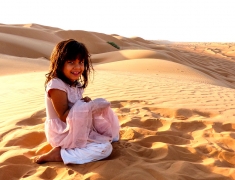 Malá holčička na poušti