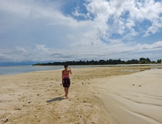 Walk around the island during the low tide