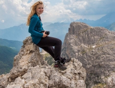 Eva on the rock during the walk to the Kaiserjägersteig a Galleria Lagazuoi
