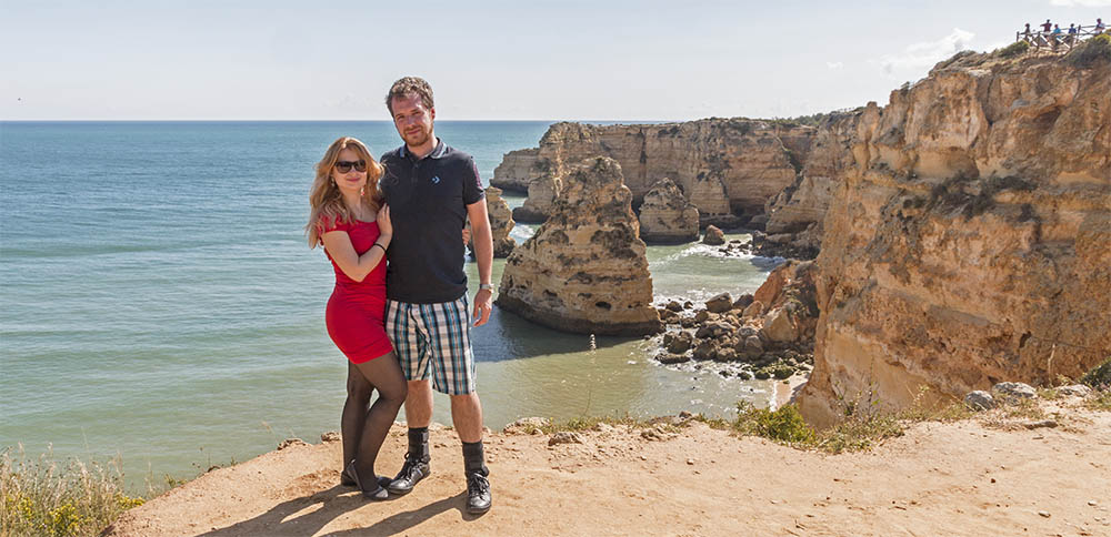 Eva & Tom with view to Praia da Marinha beach in Portugal