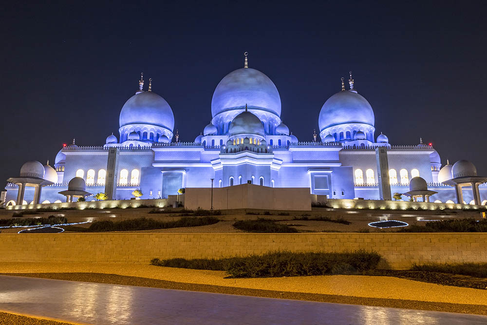 The Sheikh Zayed Grand Mosque in night lights