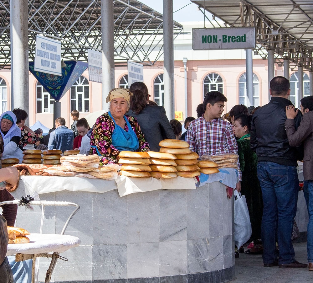 Uzbekistan - market bread in Samarkand